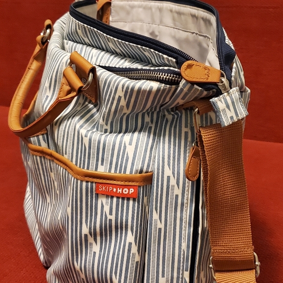 Skip Hop diaper bag - Picture 2 of 4